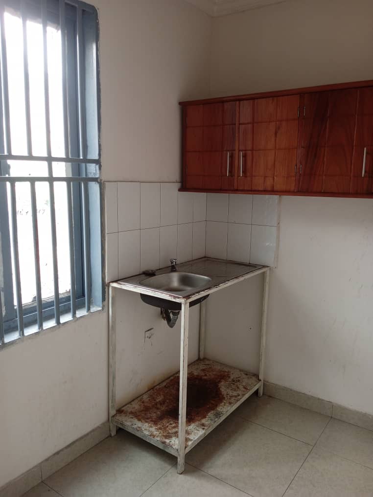 appartement à louer à ngaliema macampagne, référence Eglise kamanda