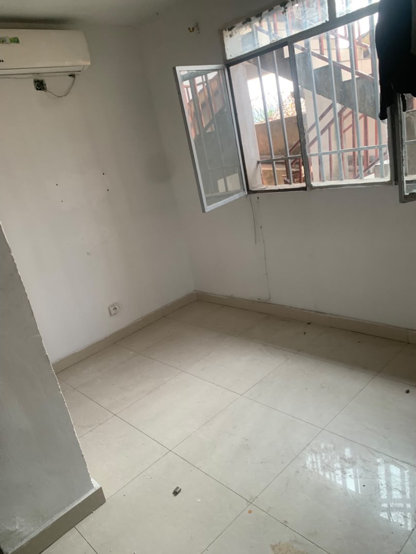 Appartement à louer à ngaliema macampagne, référence paroisse Saint luc