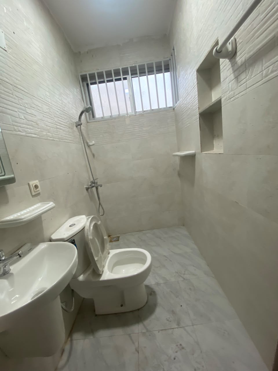 Appartement à louer à ngaliema macampagne, référence église kamanda