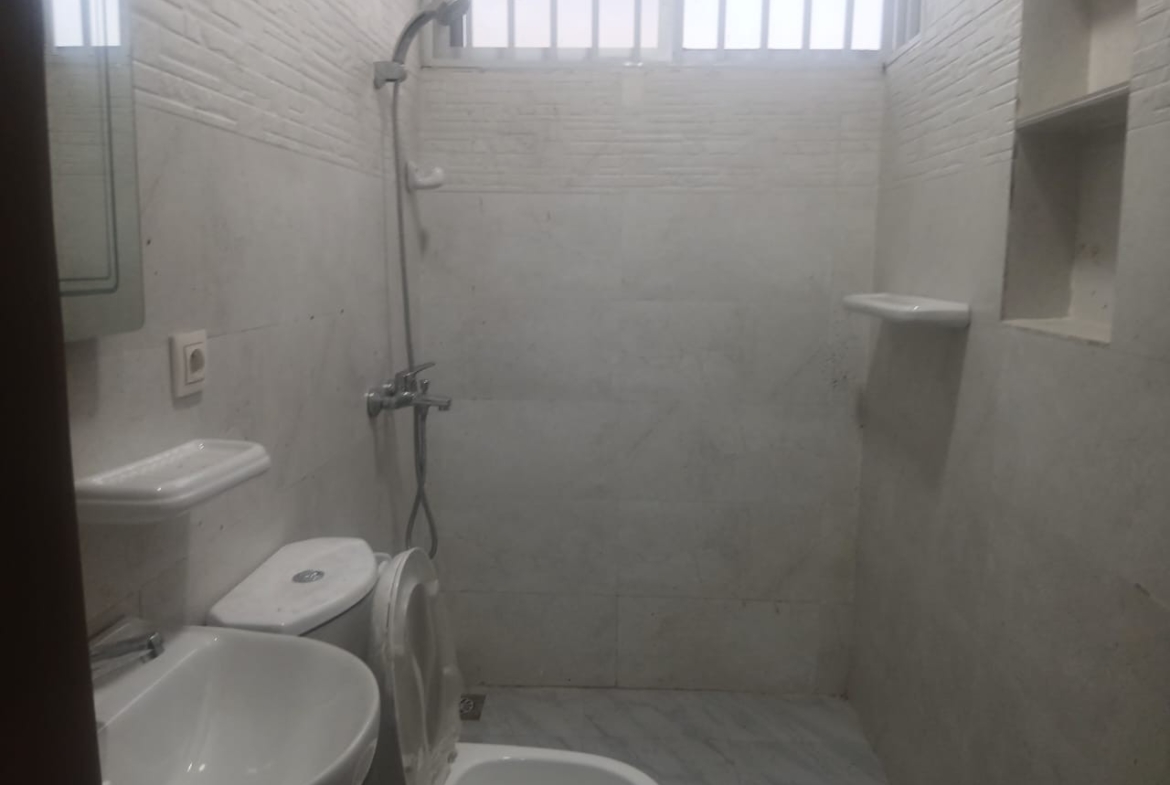 Appartement à louer à ngaliema macampagne, référence église kamanda