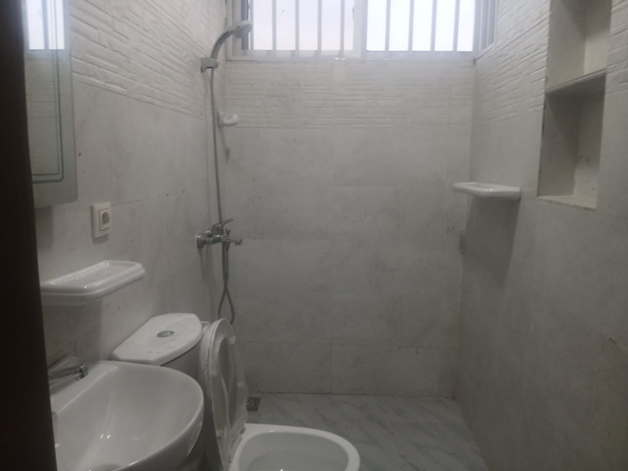 Appartement à louer à ngaliema macampagne, référence église kamanda