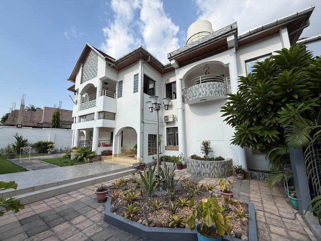Villa de 7 chambres mise en location à Ngaliema macampagne