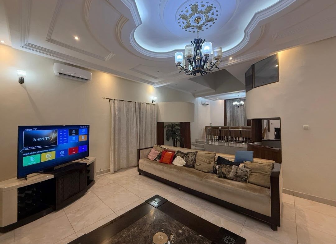 Villa de 7 chambres mise en location à Ngaliema macampagne