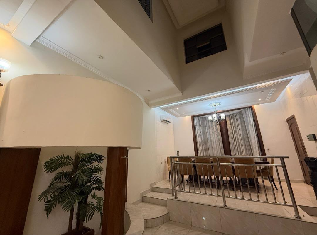 Villa de 7 chambres mise en location à Ngaliema macampagne