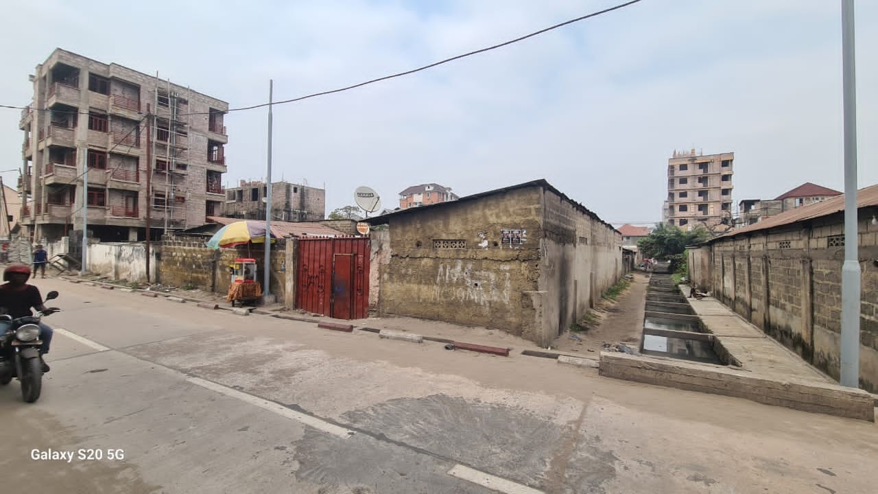 scaled_1001923785 Parcelle-Terrain à Vendre – Lingwala, Kinshasa