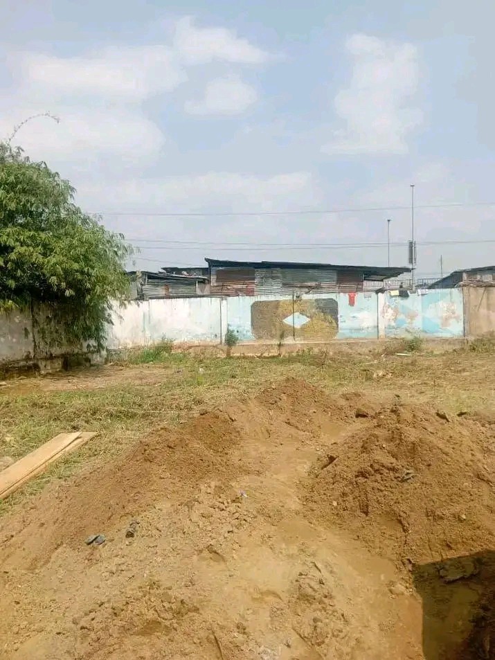 scaled_1006559142 Parcelle-Terrain à Vendre – Kintambo, Kinshasa