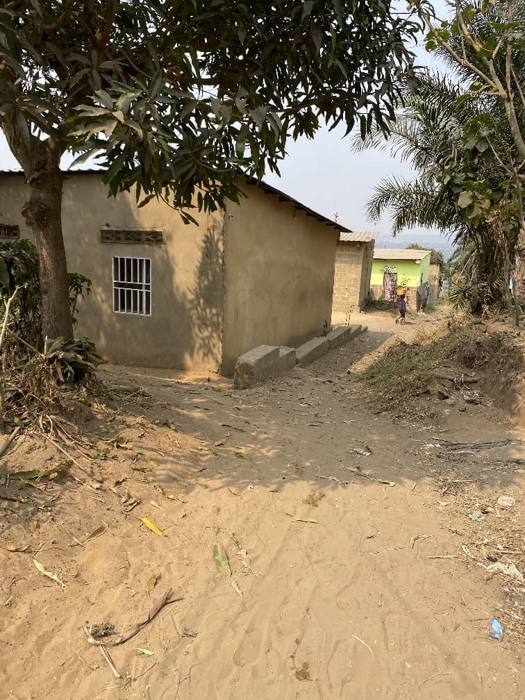 TERRAIN VIDE À VENDRE À MONT NGAFULA QUARTIER LEMBA IMBU RÉFÉRENCE ÉGLISE CATHOLIQUE SAINT AMBROISE PRINCE DE LA PAIX