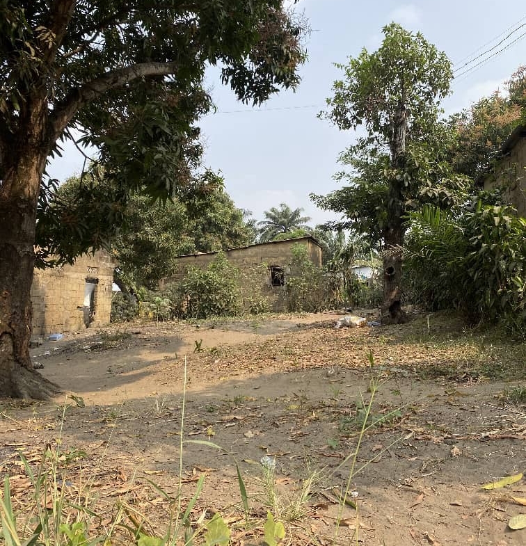 TERRAIN VIDE À VENDRE À MONT NGAFULA QUARTIER LEMBA IMBU RÉFÉRENCE ÉGLISE CATHOLIQUE SAINT AMBROISE PRINCE DE LA PAIX