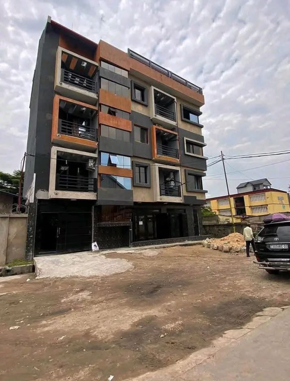 scaled_1007079784 Immeuble à Vendre – Lingwala, Kinshasa
