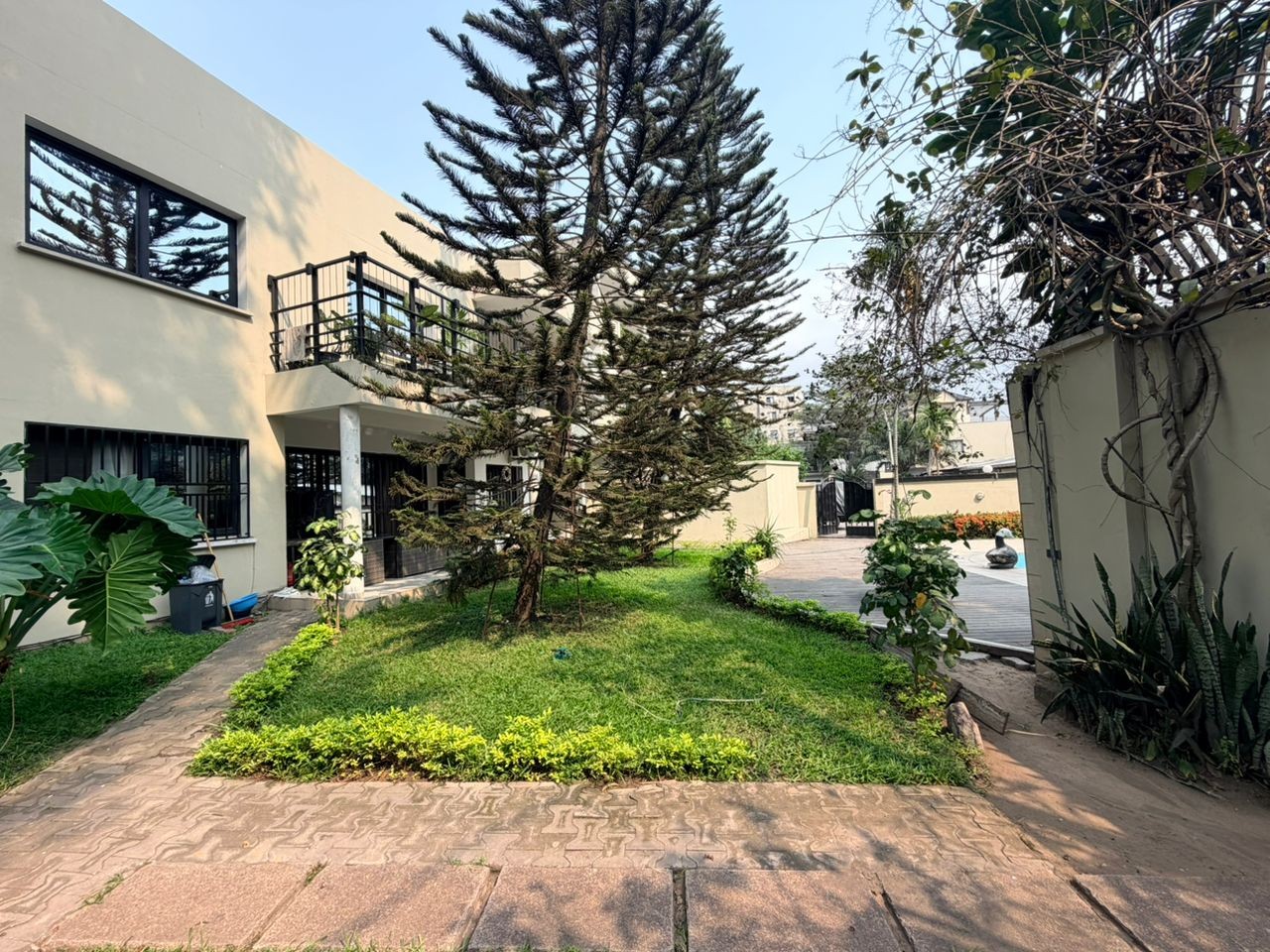 scaled_1007082246 Immeuble à Vendre – Gombe, Kinshasa