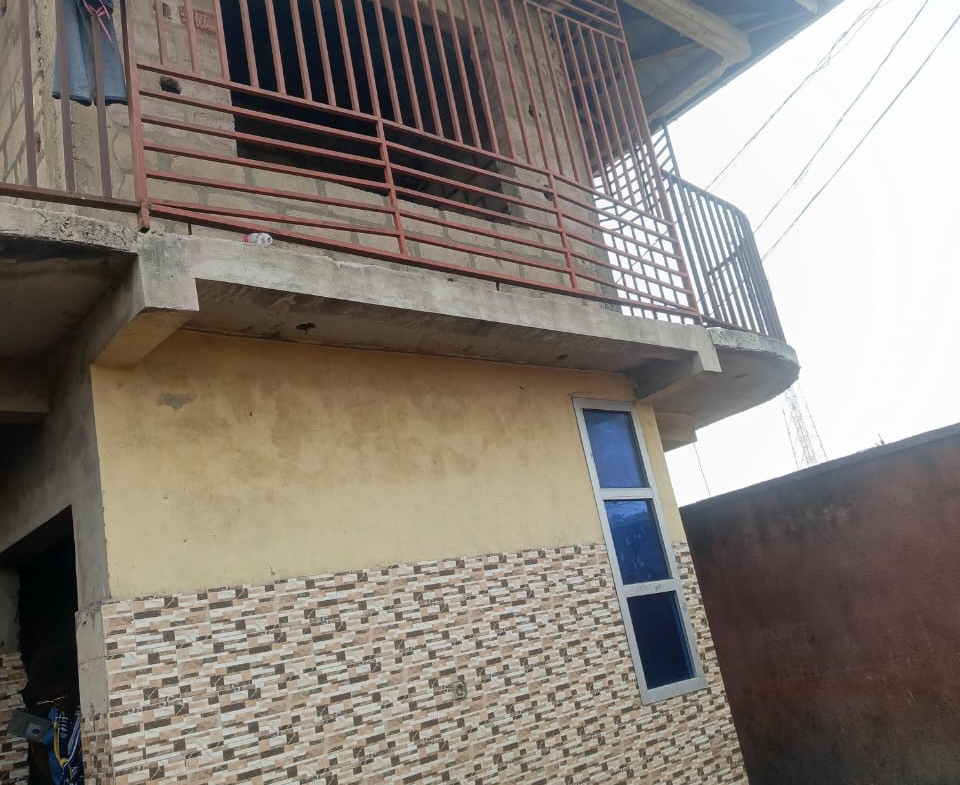 PARCELLE COMPRENANT UN IMMEUBLE LOCATIF DE 4 APPARTEMENTS À VENDRE À N’DJILI – Q13