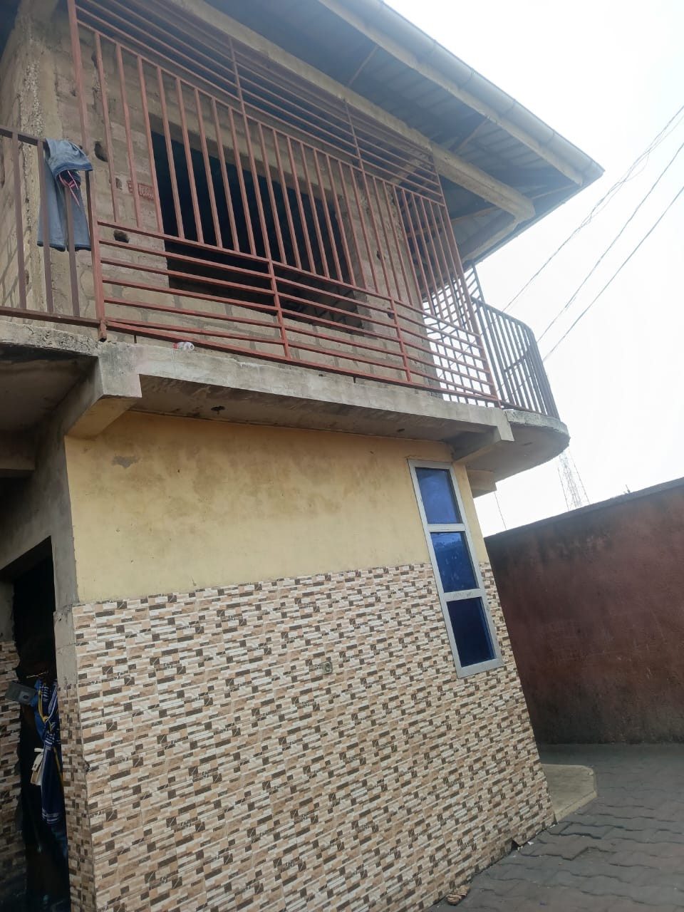 PARCELLE COMPRENANT UN IMMEUBLE LOCATIF DE 4 APPARTEMENTS À VENDRE À N’DJILI – Q13