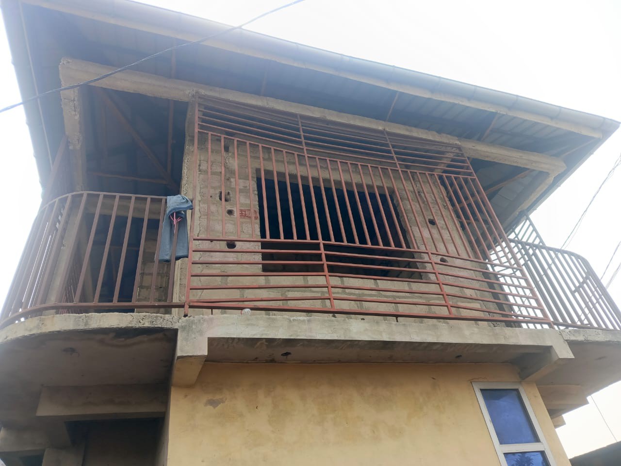 PARCELLE COMPRENANT UN IMMEUBLE LOCATIF DE 4 APPARTEMENTS À VENDRE À N’DJILI – Q13