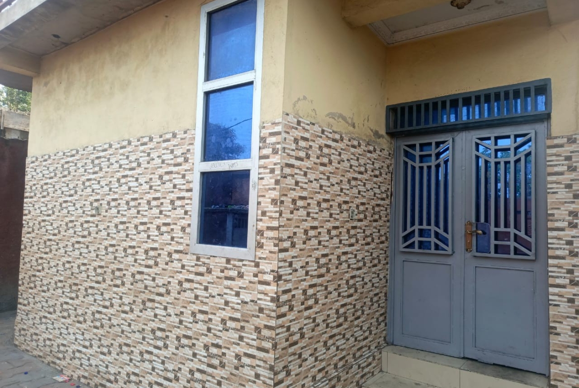 PARCELLE COMPRENANT UN IMMEUBLE LOCATIF DE 4 APPARTEMENTS À VENDRE À N’DJILI – Q13