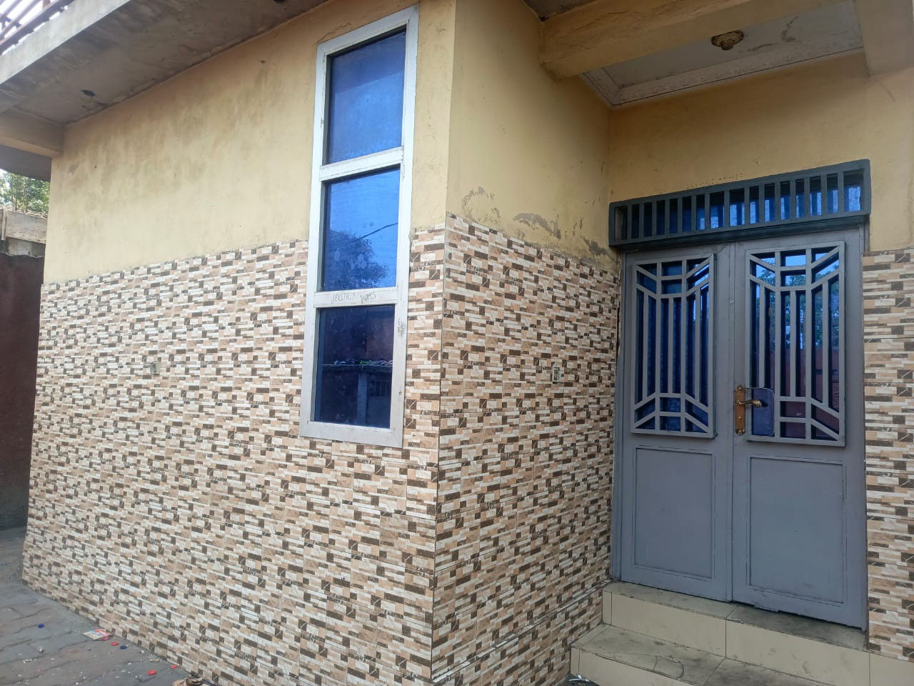 PARCELLE COMPRENANT UN IMMEUBLE LOCATIF DE 4 APPARTEMENTS À VENDRE À N’DJILI – Q13