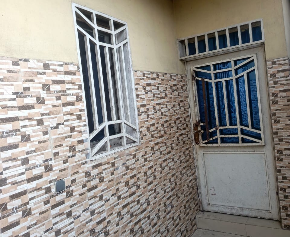 PARCELLE COMPRENANT UN IMMEUBLE LOCATIF DE 4 APPARTEMENTS À VENDRE À N’DJILI – Q13