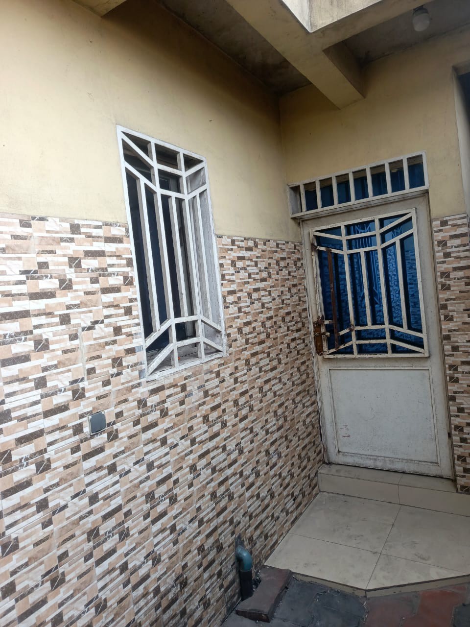 PARCELLE COMPRENANT UN IMMEUBLE LOCATIF DE 4 APPARTEMENTS À VENDRE À N’DJILI – Q13