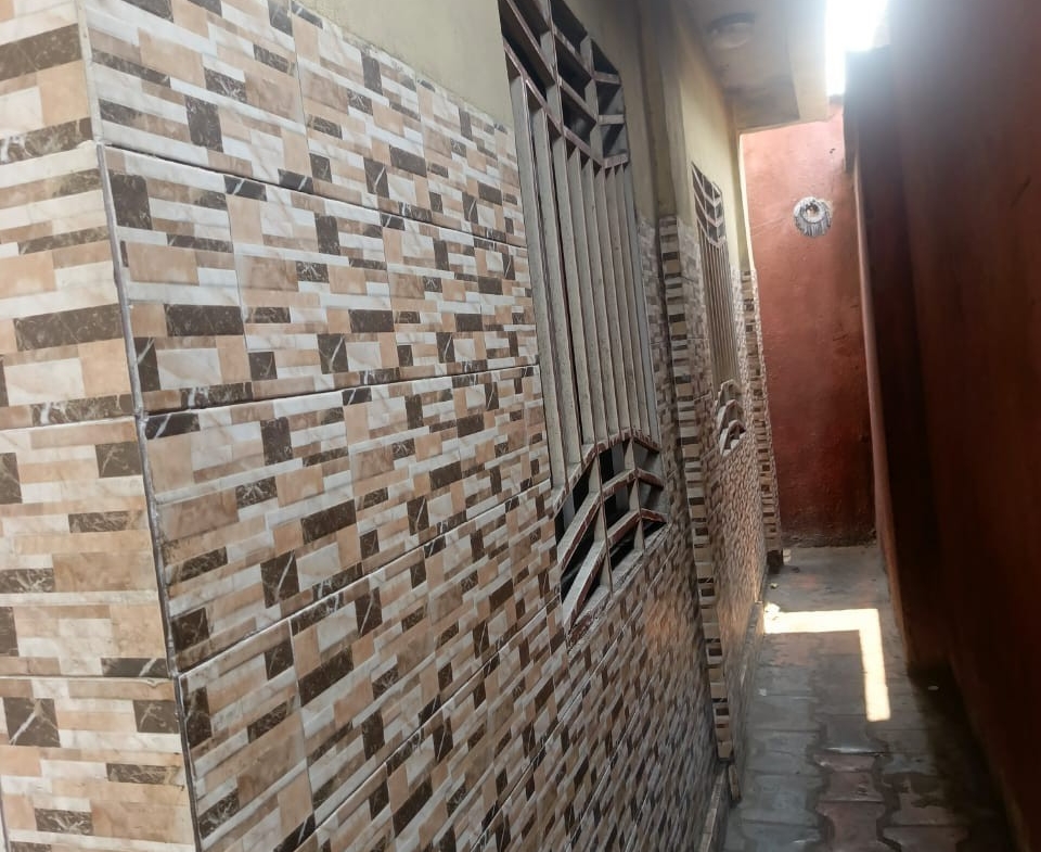 PARCELLE COMPRENANT UN IMMEUBLE LOCATIF DE 4 APPARTEMENTS À VENDRE À N’DJILI – Q13