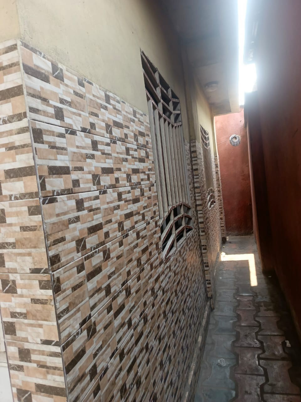 PARCELLE COMPRENANT UN IMMEUBLE LOCATIF DE 4 APPARTEMENTS À VENDRE À N’DJILI – Q13