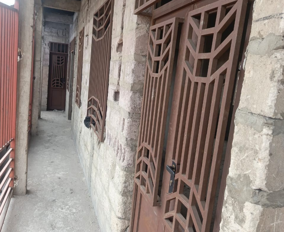 PARCELLE COMPRENANT UN IMMEUBLE LOCATIF DE 4 APPARTEMENTS À VENDRE À N’DJILI – Q13
