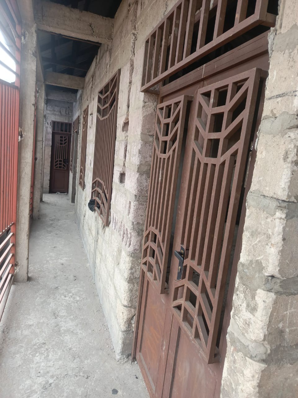 PARCELLE COMPRENANT UN IMMEUBLE LOCATIF DE 4 APPARTEMENTS À VENDRE À N’DJILI – Q13