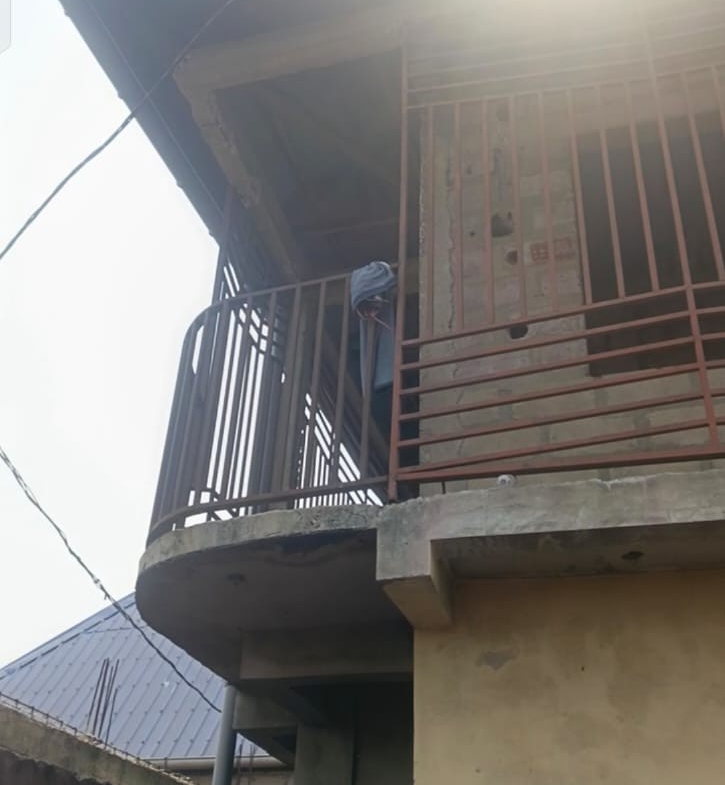 PARCELLE COMPRENANT UN IMMEUBLE LOCATIF DE 4 APPARTEMENTS À VENDRE À N’DJILI – Q13