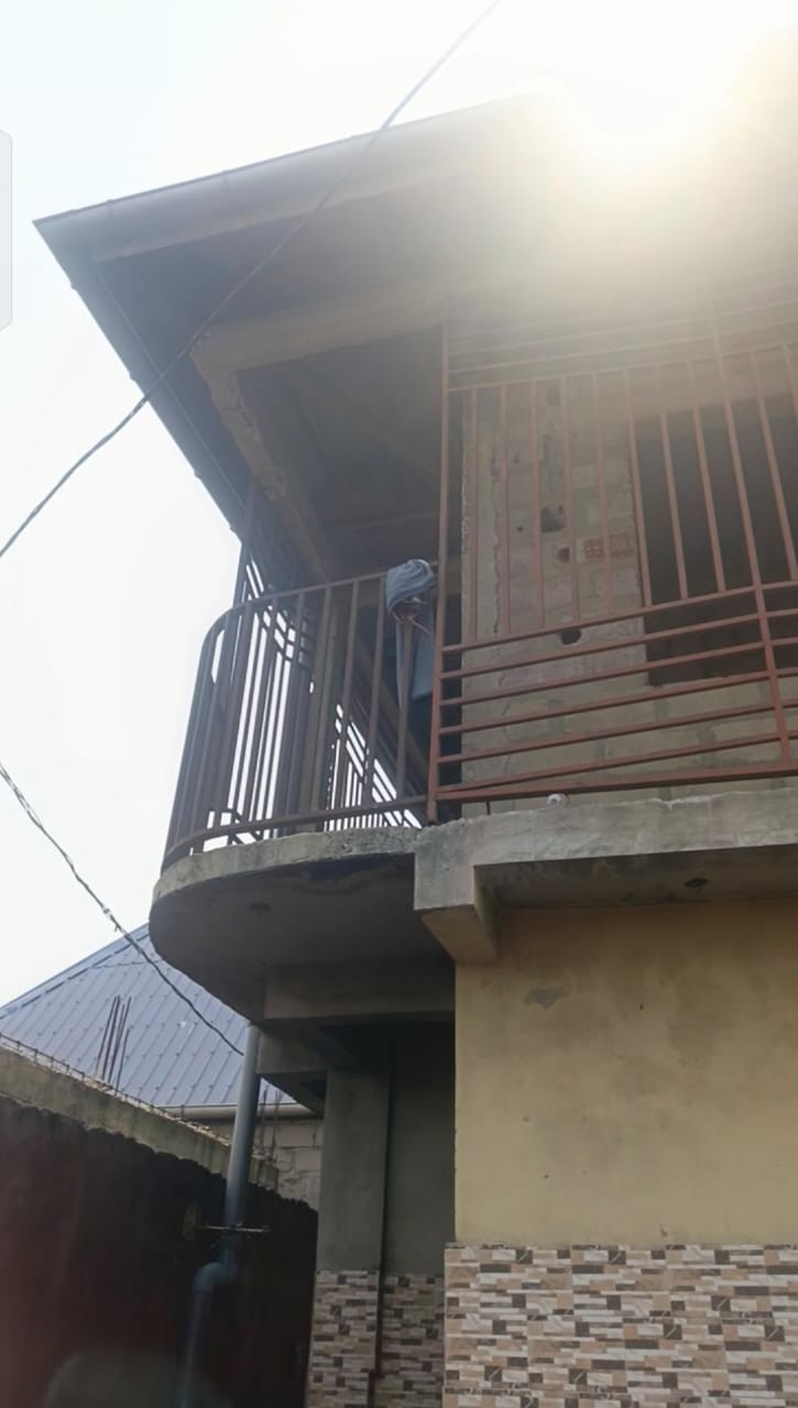 PARCELLE COMPRENANT UN IMMEUBLE LOCATIF DE 4 APPARTEMENTS À VENDRE À N’DJILI – Q13