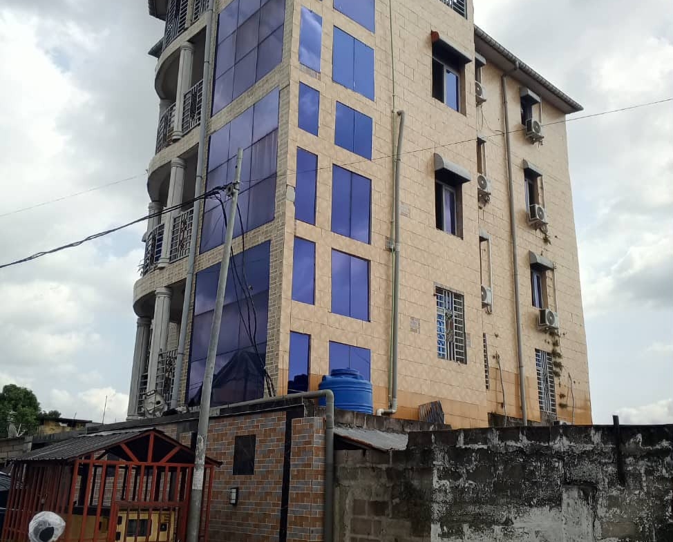 Immeuble de quatre niveaux, 7 appartements à vendre à Kalamu – Kauka