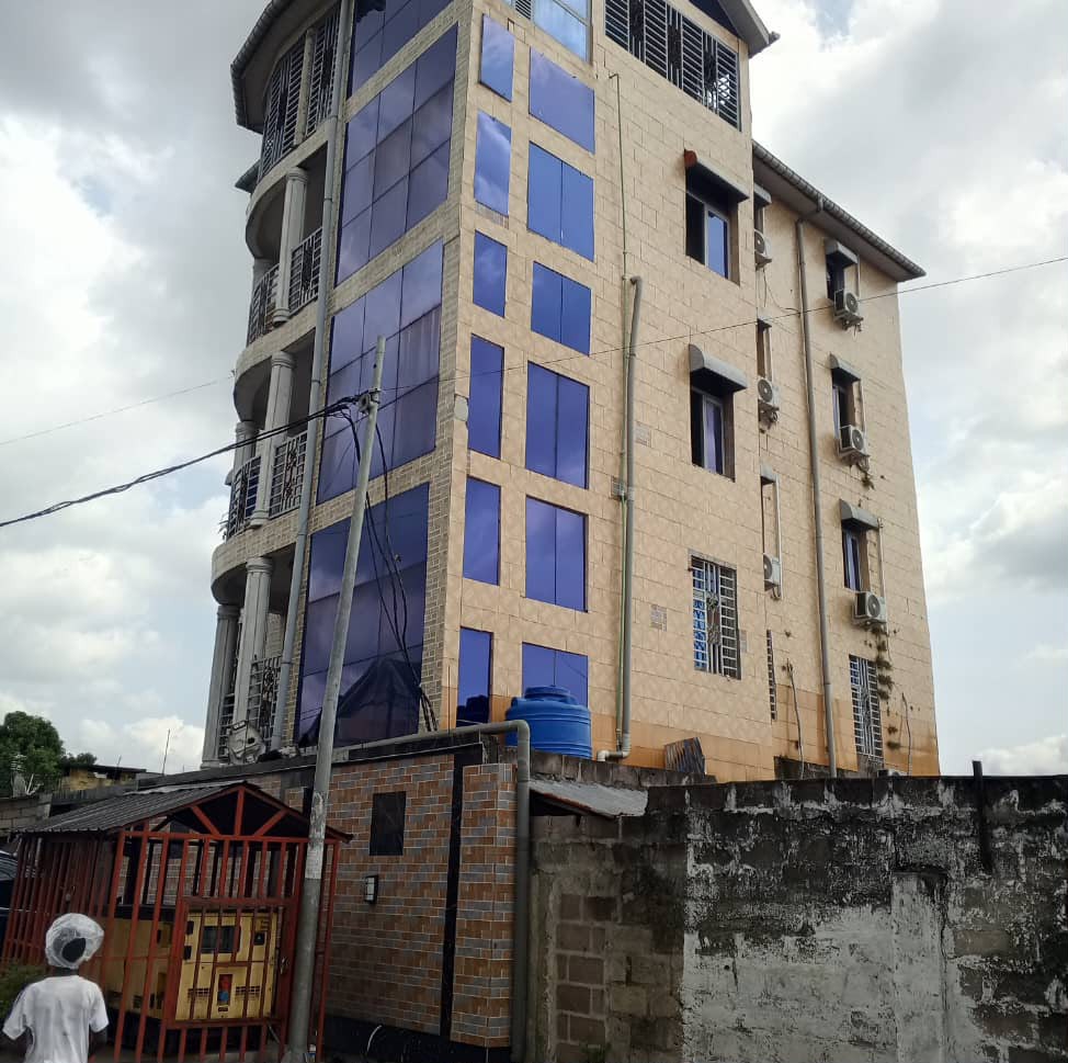 Immeuble de quatre niveaux, 7 appartements à vendre à Kalamu – Kauka