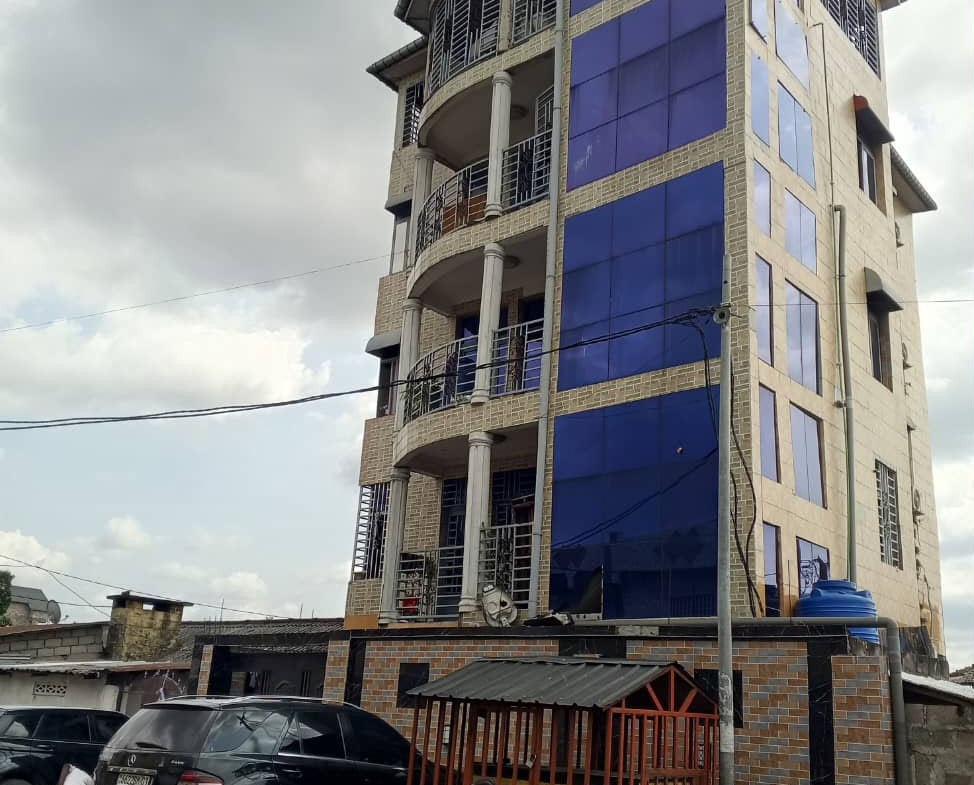 Immeuble de quatre niveaux, 7 appartements à vendre à Kalamu – Kauka
