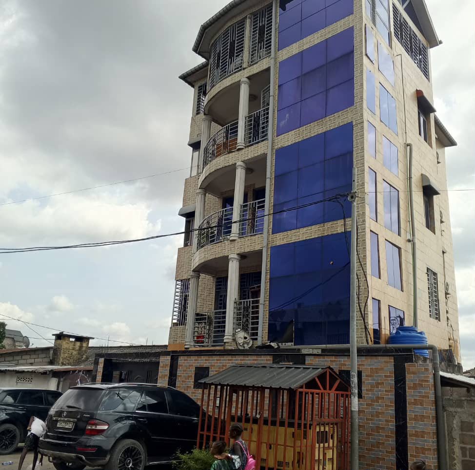 Immeuble de quatre niveaux, 7 appartements à vendre à Kalamu – Kauka