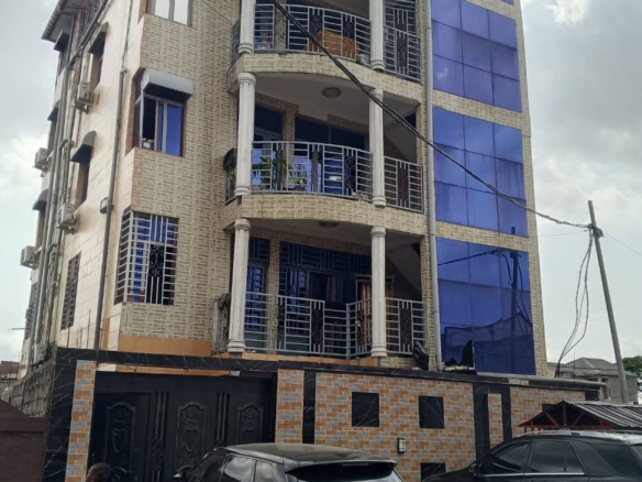 Immeuble de quatre niveaux, 7 appartements à vendre à kalamu – kauka