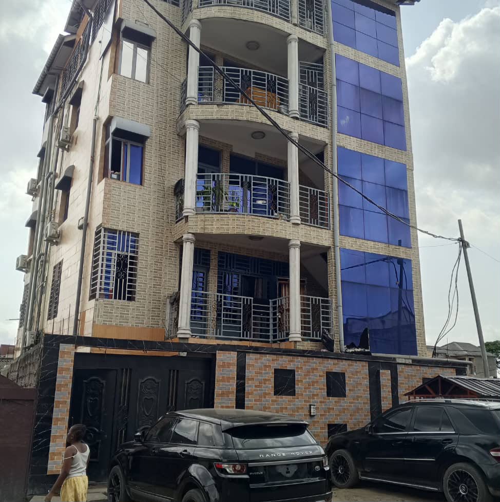 Immeuble de quatre niveaux, 7 appartements à vendre à Kalamu – Kauka