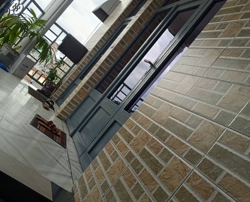 Immeuble de quatre niveaux, 7 appartements à vendre à Kalamu – Kauka