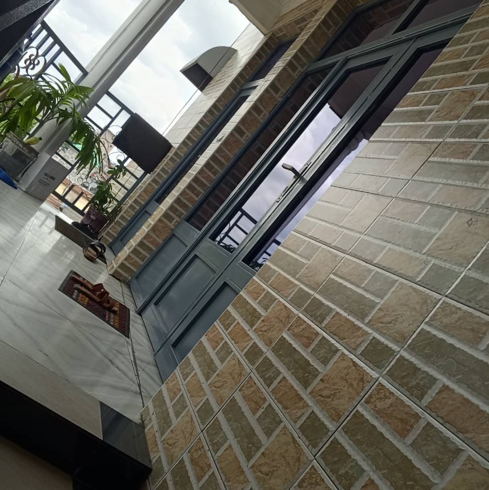Immeuble de quatre niveaux, 7 appartements à vendre à Kalamu – Kauka