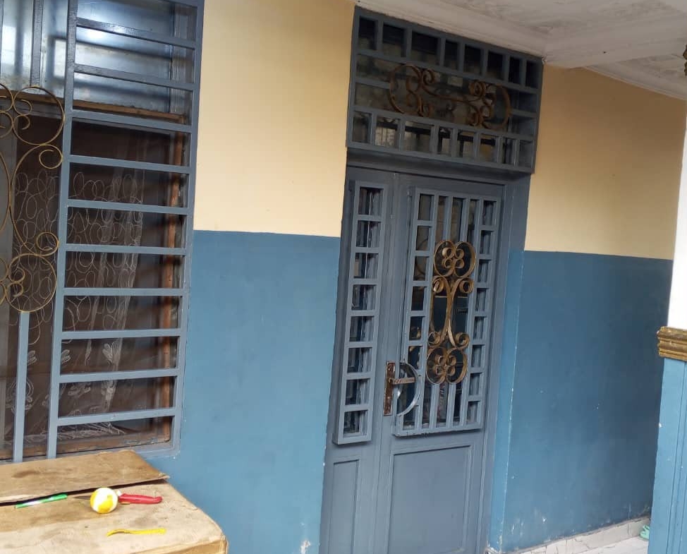 Immeuble de quatre niveaux, 7 appartements à vendre à Kalamu – Kauka