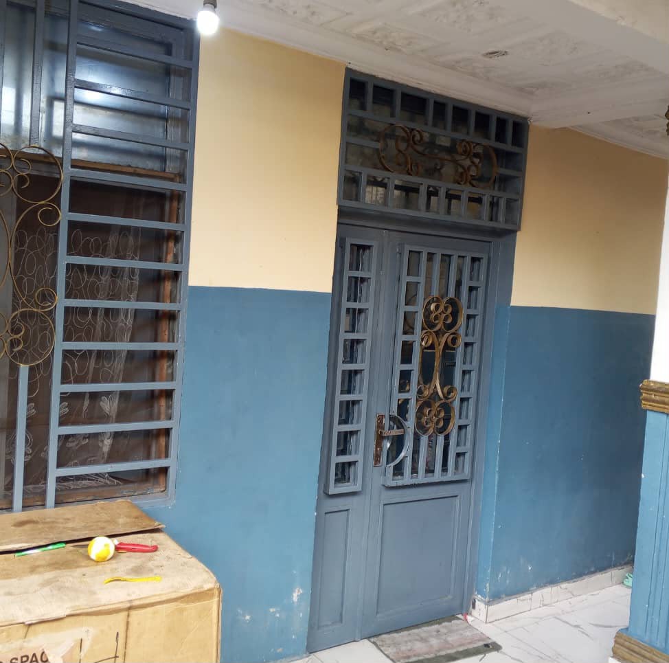 Immeuble de quatre niveaux, 7 appartements à vendre à Kalamu – Kauka