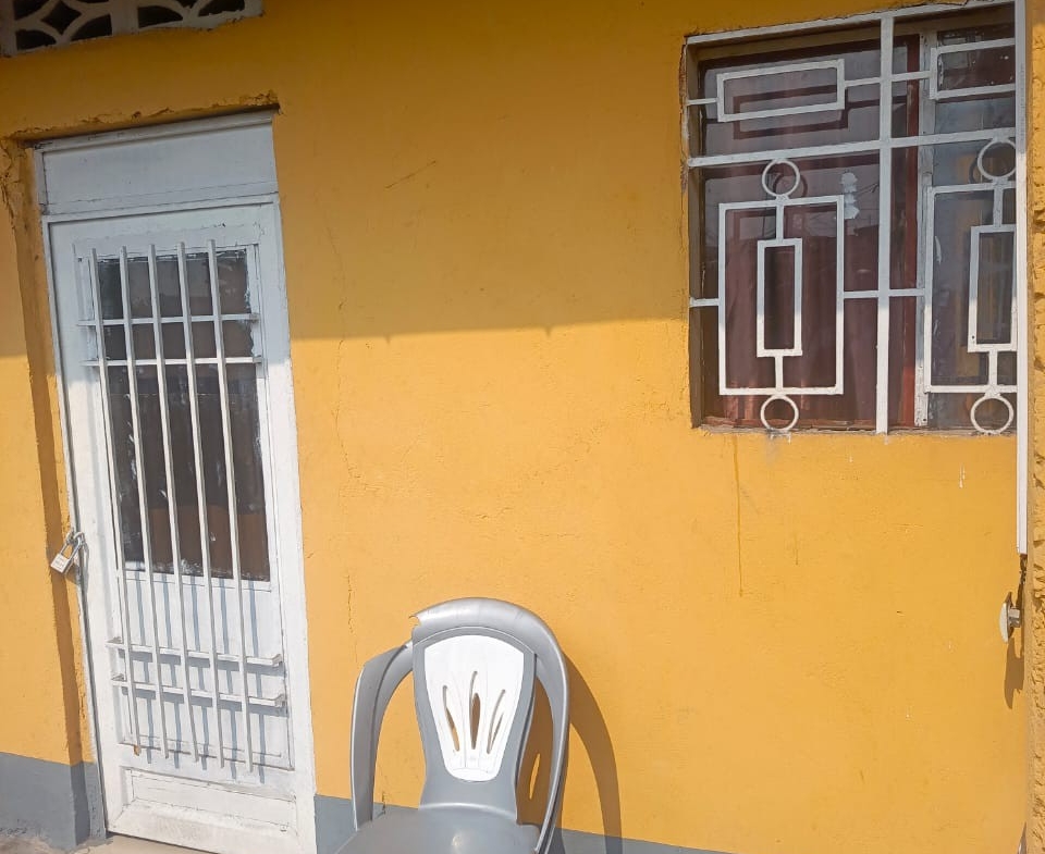 Parcelle avec maison et grand studio à vendre à Lemba Foire