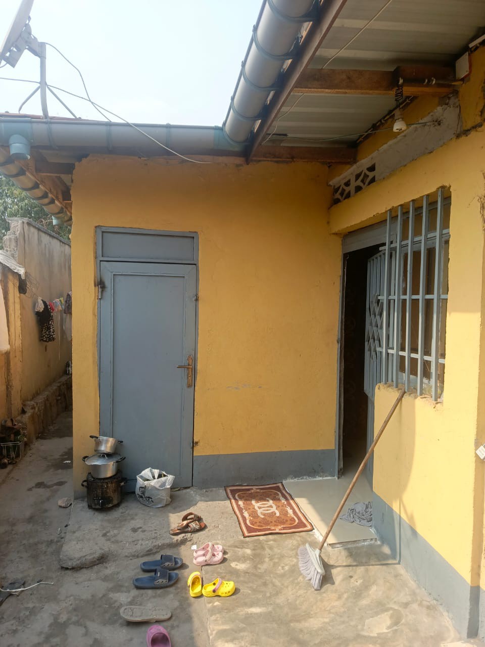 Parcelle avec maison et grand studio à vendre à Lemba Foire